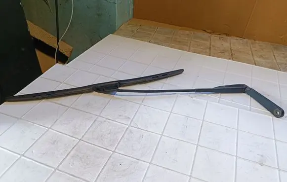 Opel Vivaro Front wiper blade arm 7700311582 91165490