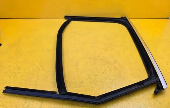 Porsche Macan (95B) Rubber seal rear door 