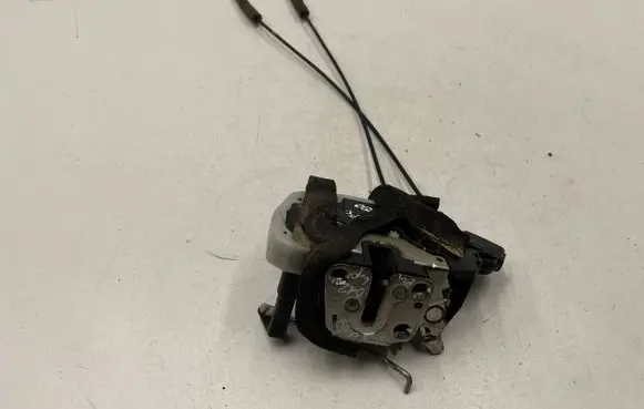Nissan Juke I F15 Front door lock
