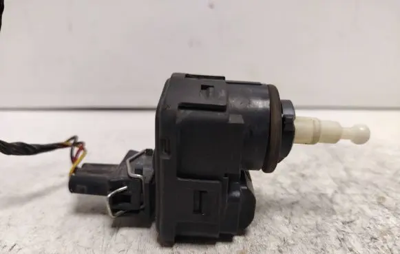 Volkswagen Golf III Headlight level adjustment motor 00728200