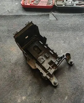 Volkswagen Tiguan Battery tray 1K0915333