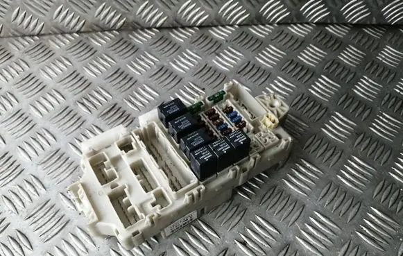 Mitsubishi Grandis Fuse module 402120991 9108