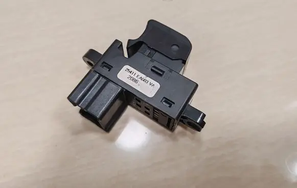 Nissan Note (E11) Electric window control switch 25411EA003