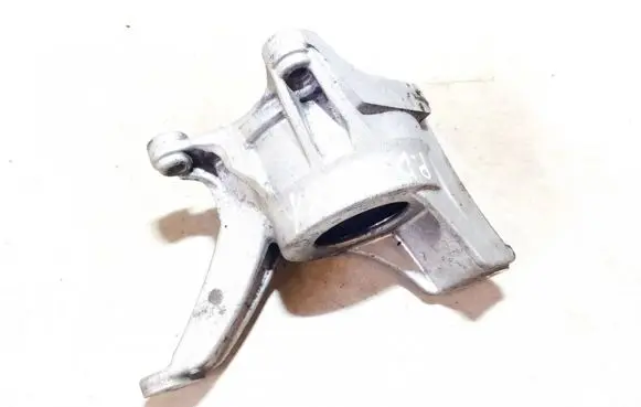 Honda Civic Engine mount bracket