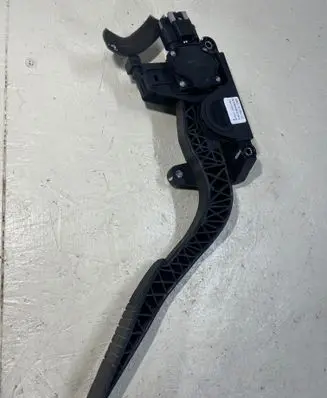 Accelerator throttle pedal