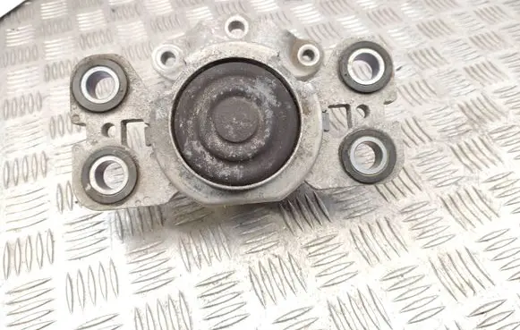 Volvo V60 Engine mount bracket