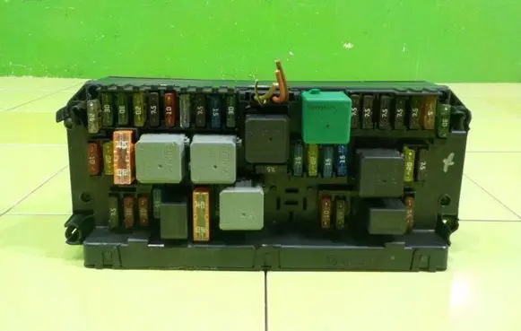 Mercedes-Benz E W212 Fuse box set A2129000006 BEZPIECZNIKOW