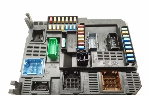 Peugeot 2008 I Fuse module 9819850080