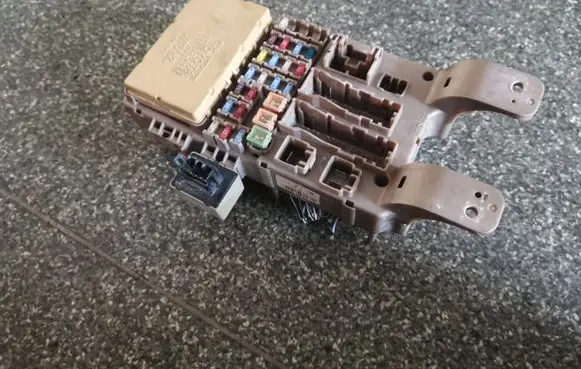 Toyota Corolla Verso E121 Fuse module 8264113040 2323000231 8198050030
