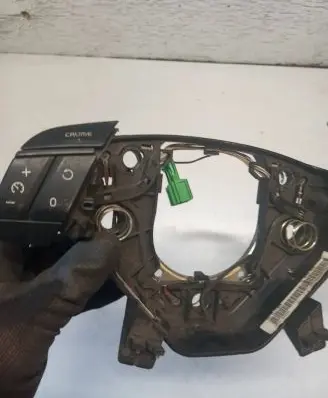 Steering wheel buttons/switches