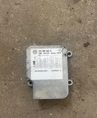 Volkswagen PASSAT B7 Airbag control unit/module 1C0909605B