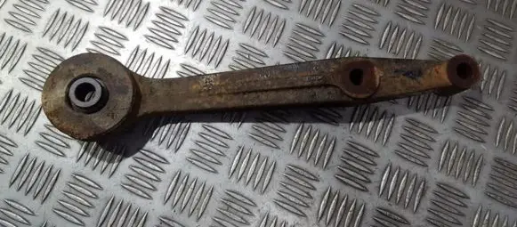 Toyota Hilux (AN10, AN20, AN30) Engine mount bracket