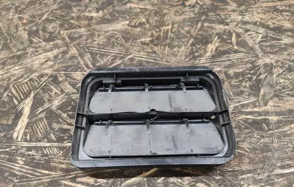 Dacia Sandero Quarter panel pressure vent 7700838358