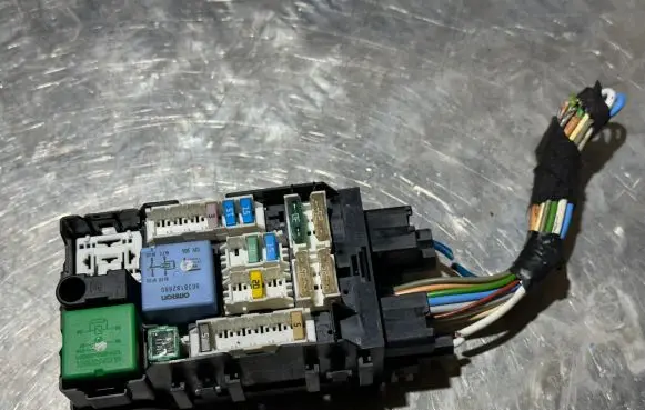 Peugeot 508 Fuse module 9665492680