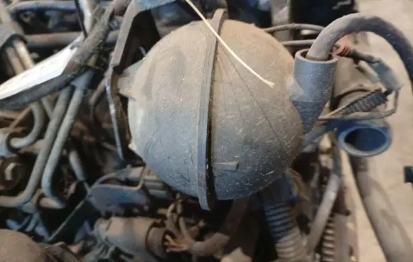 Volkswagen Golf IV Vacuum air tank