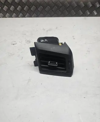 Toyota RAV 4 (XA40) Dash center air vent grill 5567042110
