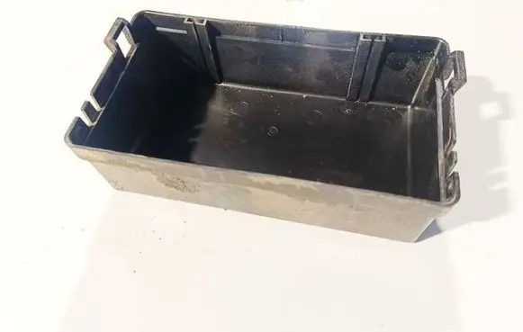 Nissan Primera Fuse box cover 