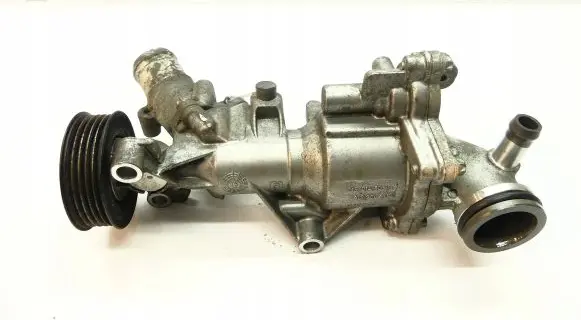 Mercedes-Benz A W176 Water pump A1332000001