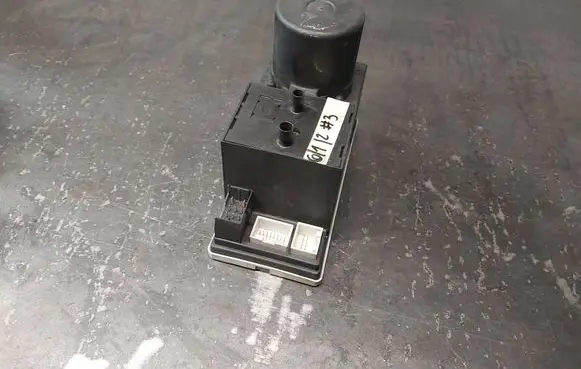 Audi A4 S4 B5 8D Central locking vacuum pump 8L0862257D