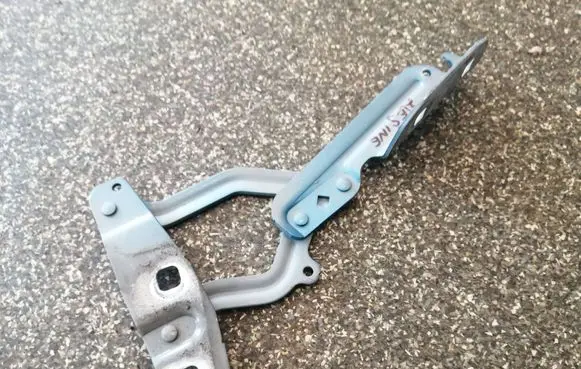 Engine bonnet/hood hinges