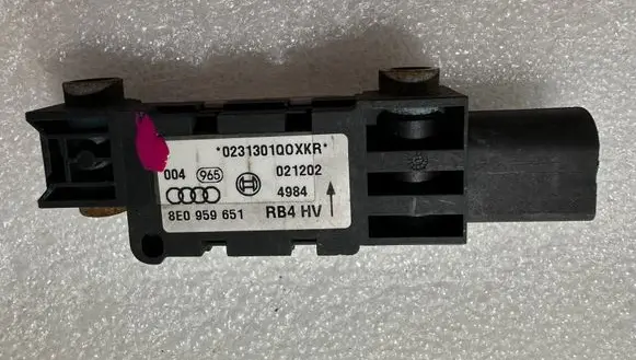 Volkswagen Touareg I Airbag deployment crash/impact sensor 8E0959651