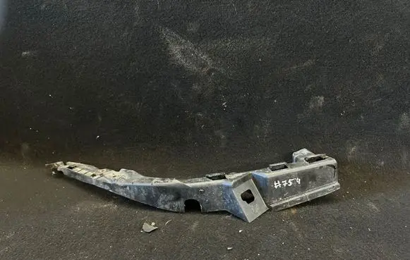 Volkswagen PASSAT B5 Front bumper mounting bracket 3b0807050