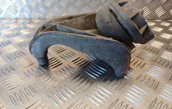 Engine mount bracket