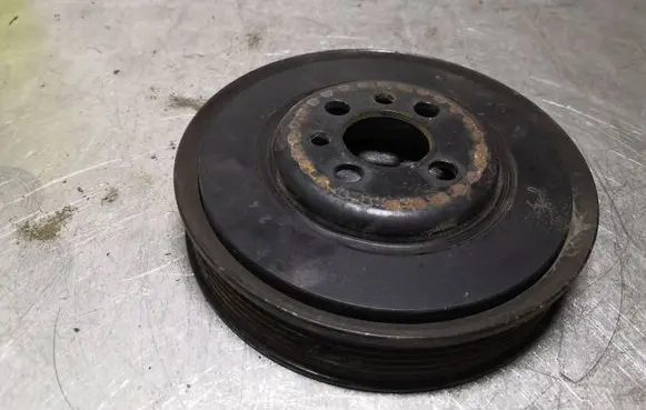 Volkswagen Golf IV Crankshaft pulley 06A105243E