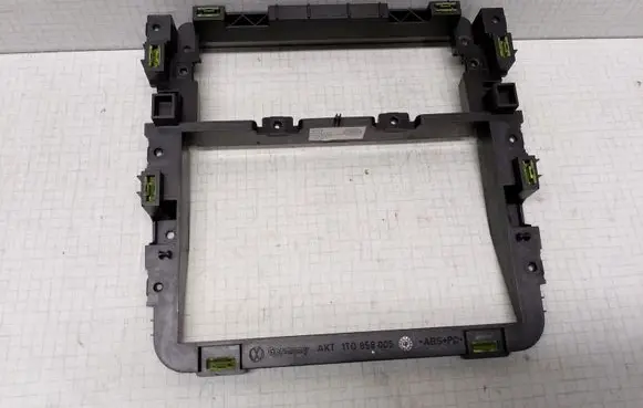 Volkswagen Touran I Dashboard center trim panel 1T0858005