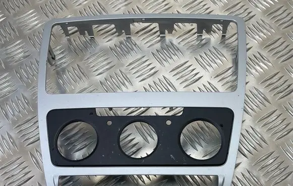 Radio/GPS head unit trim