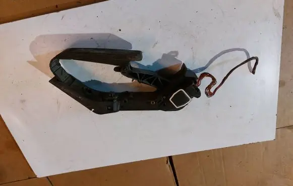 Mercedes-Benz C W203 Accelerator throttle pedal A2033010001