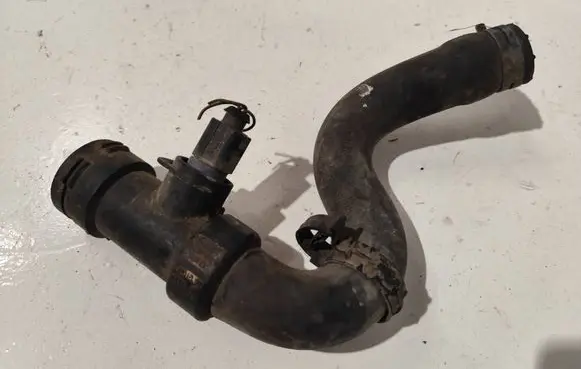 Engine coolant pipe/hose