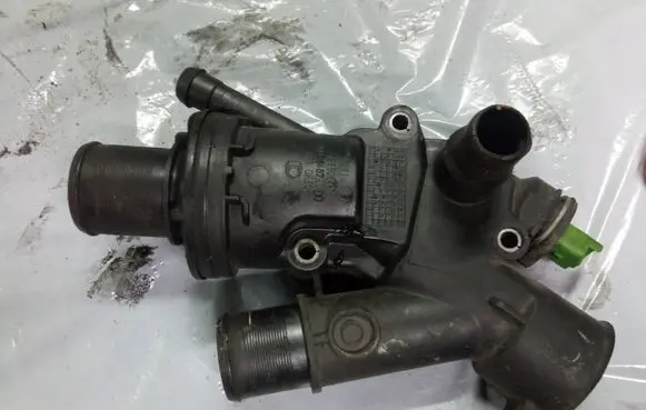 Ford Mondeo MK IV Thermostat/thermostat housing 9803648780