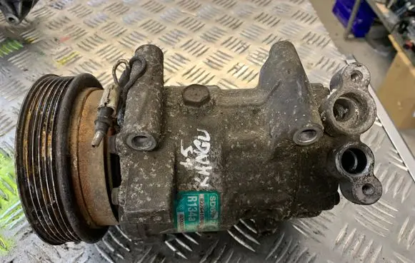 Renault Clio II Air conditioning (A/C) compressor (pump) 8200315744