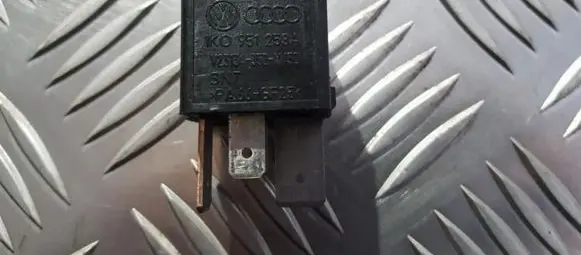 Volkswagen PASSAT B6 Other relay 1K0951253A V23134-J52-X430