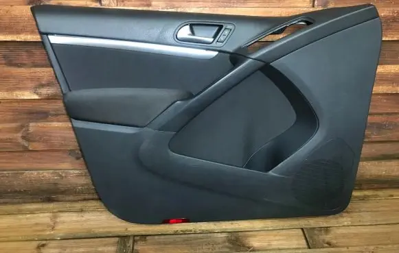 Volkswagen Tiguan Front door card panel trim