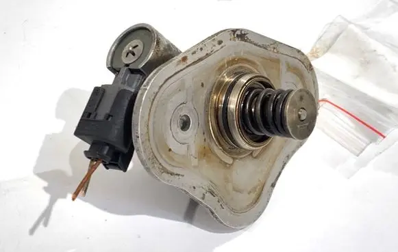 BMW 1 E81 E87 Fuel injection high pressure pump 7562473