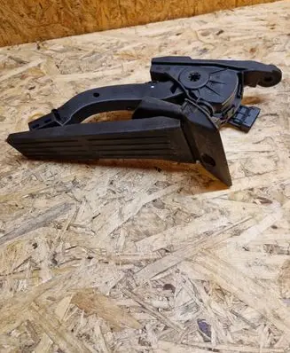Accelerator throttle pedal