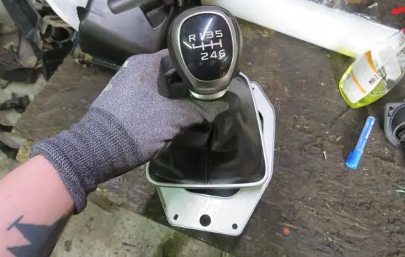 Isuzu D-Max Gear lever shifter trim leather/knob