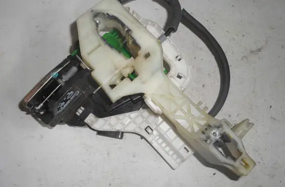 KIA Carens III Front door lock 81320A4010