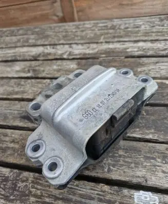 Volkswagen Golf V Engine mount bracket 1K0199555