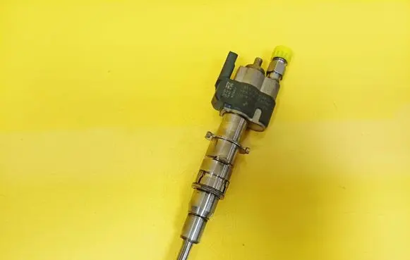 BMW 1 E81 E87 Fuel injector 7589048 10181010