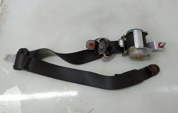 KIA Carens I Rear seatbelt 898201D000