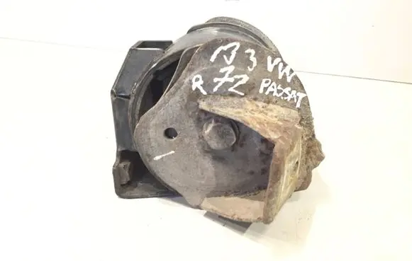 Volkswagen PASSAT B3 Engine mount bracket