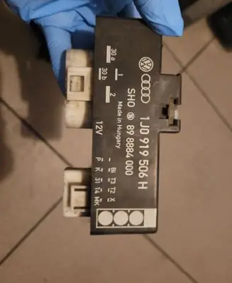 Volkswagen Golf IV Coolant fan relay 1J0919506H 898884000