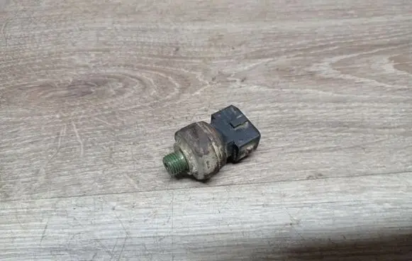 Volvo V70 Air conditioning (A/C) pressure sensor 30899051