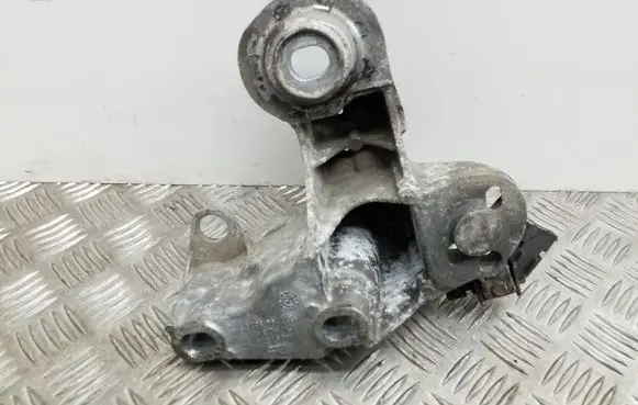 Audi A4 S4 B6 8E 8H Engine mounting bracket 8E0199352F