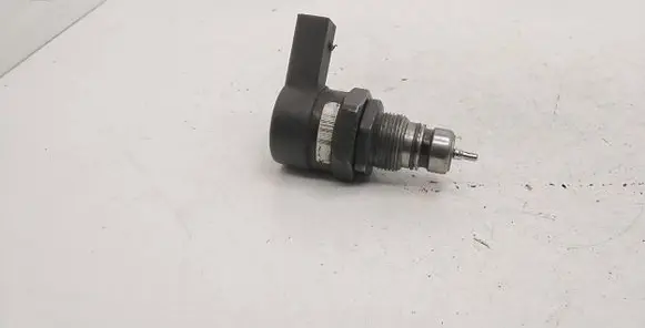 BMW 5 E60 E61 Fuel pressure regulator 0281002481 10583473 190203