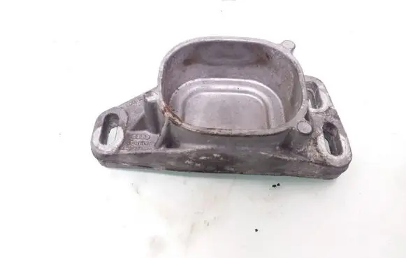 Volkswagen PASSAT B5.5 Engine mounting bracket 8D0199335Q