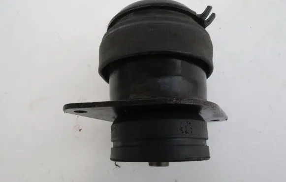 Volkswagen PASSAT B4 Engine mount bracket 1H0199625
